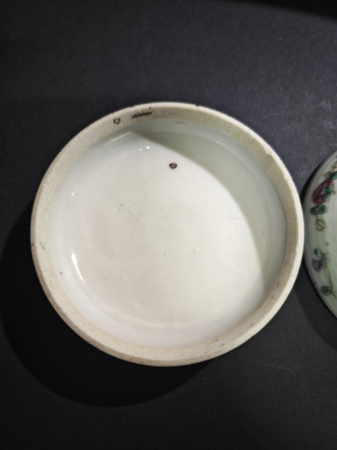 古玩陶瓷【望月樓】清晚期麒麟送子粉彩粉盒拍賣，當前價格1000元
