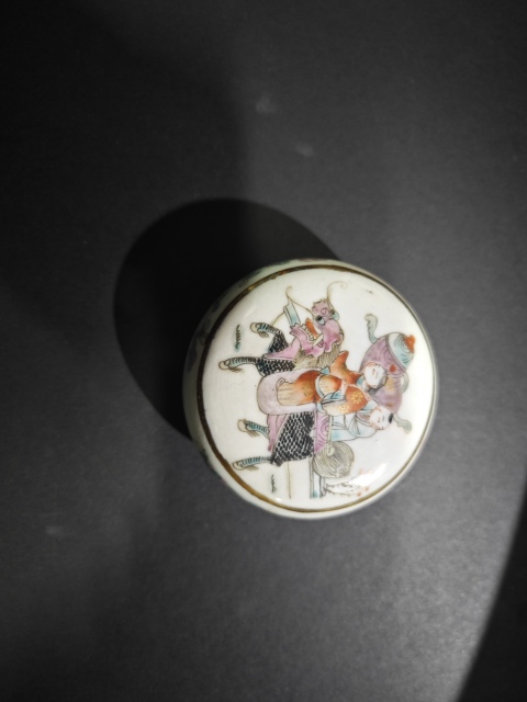 古玩陶瓷【望月樓】清晚期麒麟送子粉彩粉盒拍賣，當前價格1000元