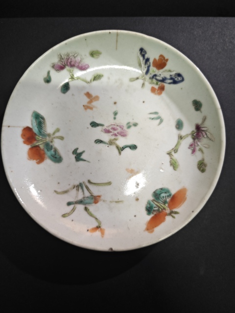 古玩陶瓷清晚期花蝶紋粉彩盤拍賣，當前價格130元