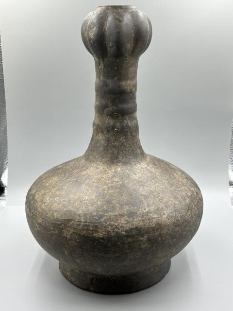 古玩陶瓷漢代·磨光蒜頭瓶拍賣,當(dāng)前價(jià)格1700元