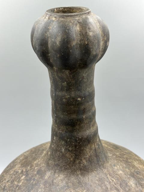 古玩陶瓷漢代·磨光蒜頭瓶拍賣,當(dāng)前價(jià)格1700元