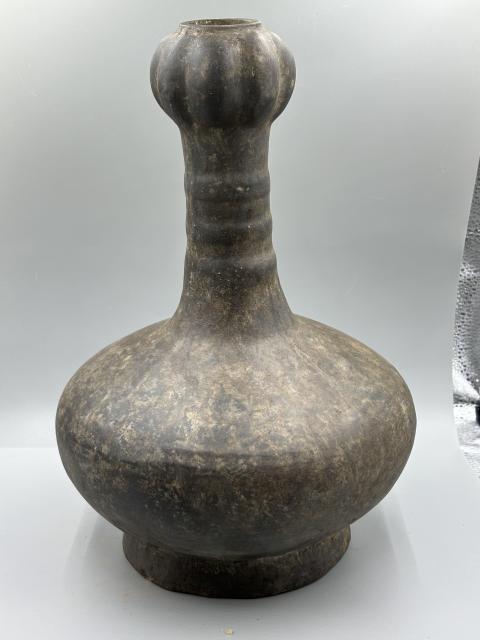 古玩陶瓷漢代·磨光蒜頭瓶拍賣,當(dāng)前價(jià)格1700元
