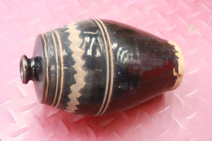古玩陶瓷黑釉刻水波紋梅瓶拍賣,當(dāng)前價(jià)格3600元