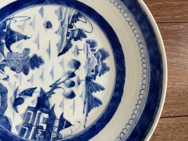 古玩陶瓷樓臺亭閣山水紋青花盤拍賣，當前價格3500元