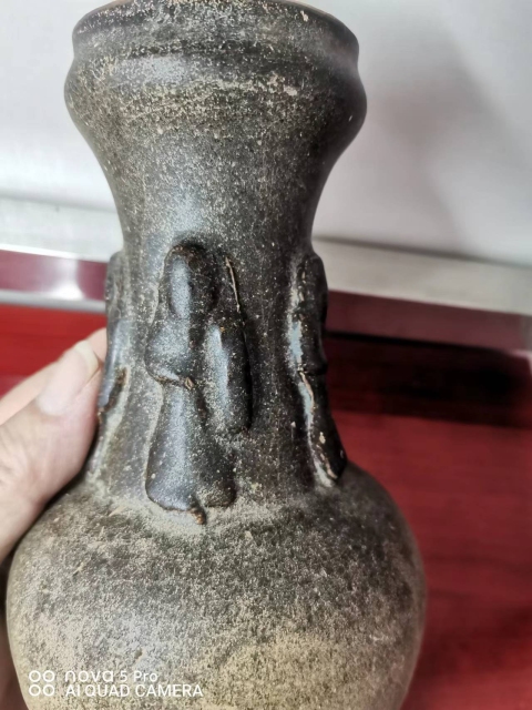 古玩陶瓷吉州窯褐釉貼塑人物紋盤口瓶拍賣,當(dāng)前價格26000元