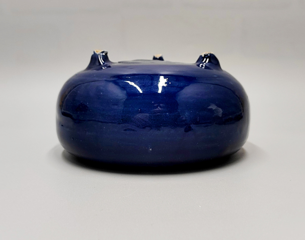 古玩陶瓷清代霽藍(lán)釉三足爐拍賣，當(dāng)前價(jià)格880元