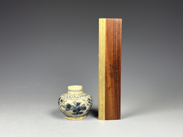 古玩陶瓷明中期·青花開窗花卉紋小罐拍賣,當前價格1380元