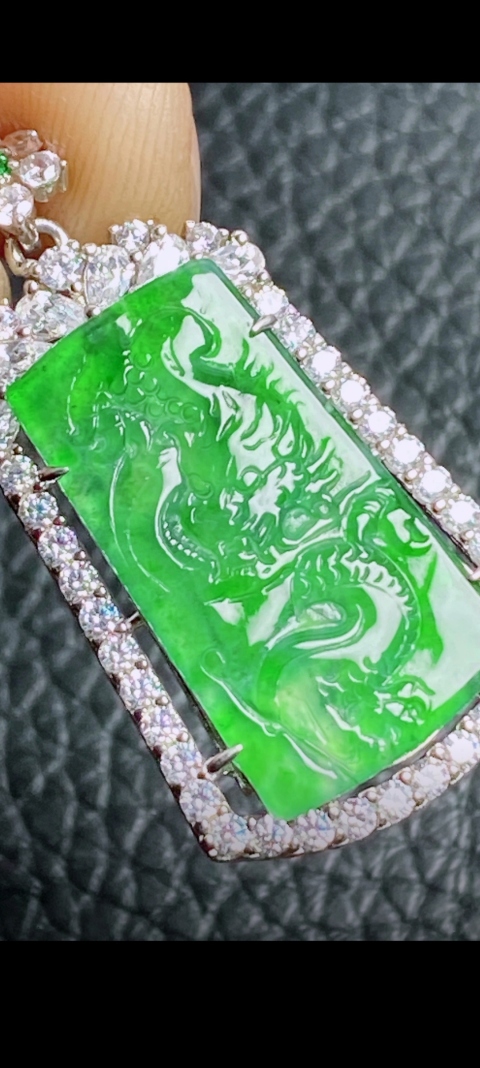 天然翡翠龍紋掛件拍賣，當前價格1698元