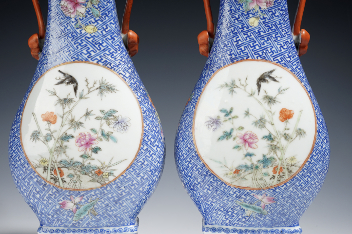 清時代中期 粉彩十錦釉博古圖鳳凰花鳥文双獅耳磁器花瓶 高さ58cmWWTT343 清時代中期 粉彩十錦釉博古圖鳳凰花鳥文双獅耳磁器花瓶 高さ