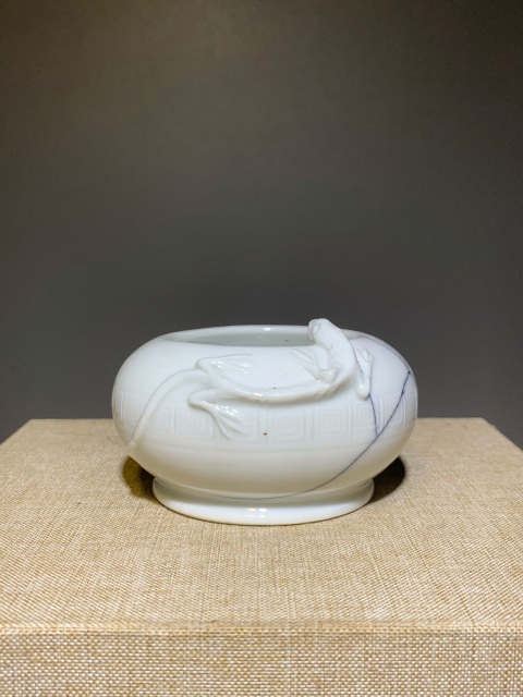 古玩陶瓷(德化窯名家林捷升制)白釉堆螭龍紋水盂拍賣,當前價格6888元