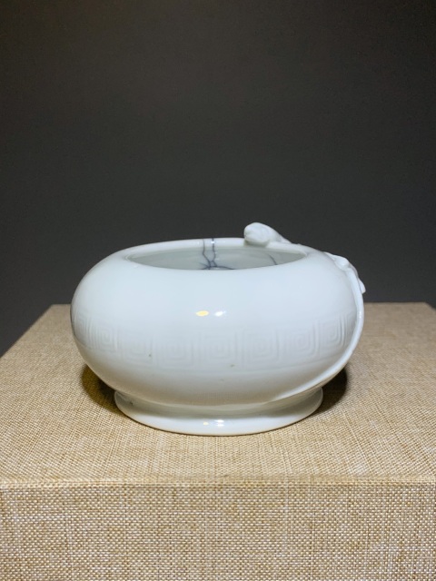古玩陶瓷(德化窯名家林捷升制)白釉堆螭龍紋水盂拍賣,當前價格6888元
