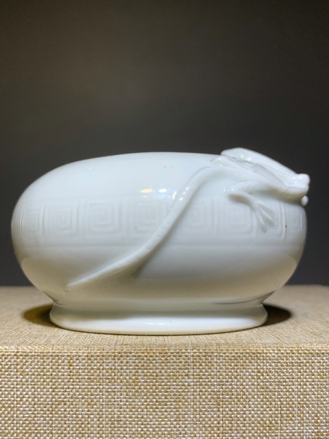 古玩陶瓷(德化窯名家林捷升制)白釉堆螭龍紋水盂拍賣,當前價格6888元