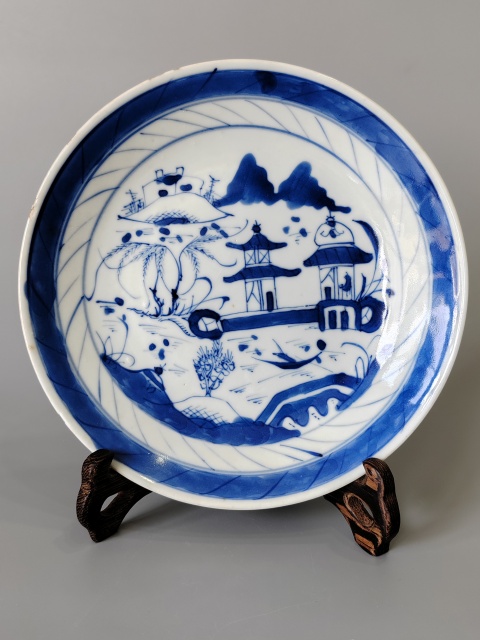 域鉴古玩】清中晚·青花山水纹盘拍卖价格/图片/值多少钱