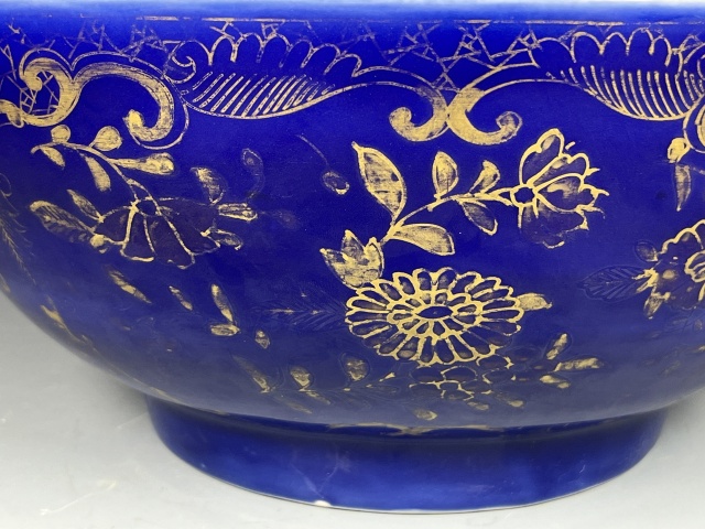 域鉴古玩】清中期·祭蓝描金花卉纹大碗拍卖价格/图片/值多少钱