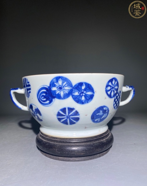 古玩陶瓷（優(yōu)品）晚清·青花皮球花紋雙耳缸拍賣，當(dāng)前價(jià)格0元
