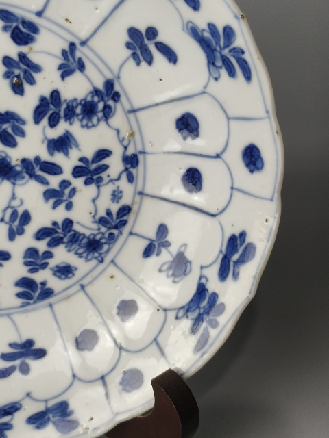 古玩陶瓷(精品青花盤)清?康熙?青花蓮瓣紋開光折枝花卉紋-賞盤拍賣,當前價格1854元