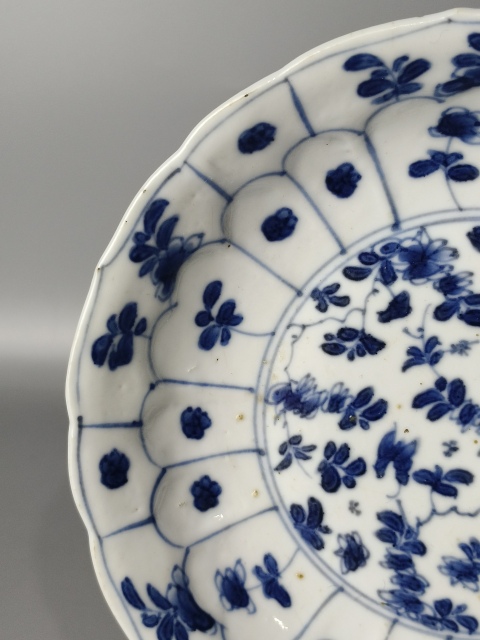古玩陶瓷(精品青花盤)清?康熙?青花蓮瓣紋開光折枝花卉紋-賞盤拍賣,當前價格1854元