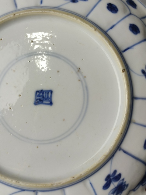 古玩陶瓷(精品青花盤)清?康熙?青花蓮瓣紋開光折枝花卉紋-賞盤拍賣,當前價格1854元