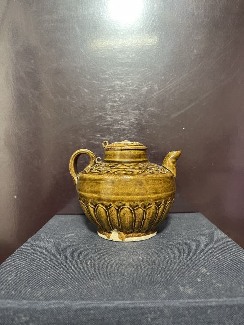 古玩陶瓷宋黃褐釉印仰蓮紋執(zhí)壺拍賣(mài),當(dāng)前價(jià)格8800元