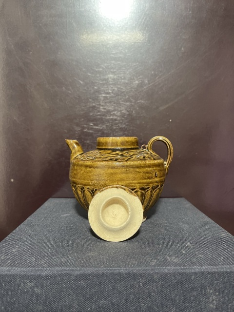 古玩陶瓷宋黃褐釉印仰蓮紋執(zhí)壺拍賣(mài),當(dāng)前價(jià)格8800元