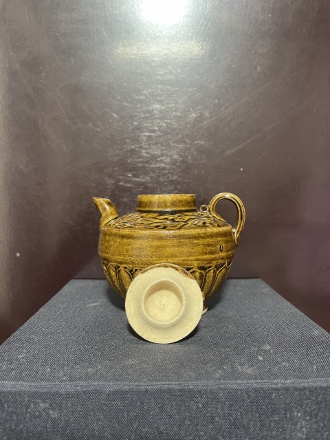古玩陶瓷宋黃褐釉印仰蓮紋執(zhí)壺拍賣(mài),當(dāng)前價(jià)格8800元