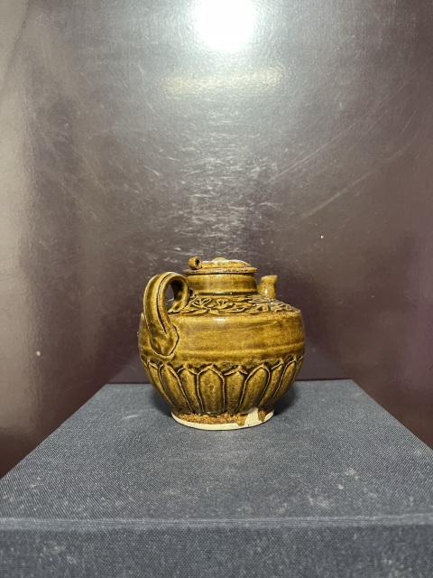 古玩陶瓷宋黃褐釉印仰蓮紋執(zhí)壺拍賣(mài),當(dāng)前價(jià)格8800元