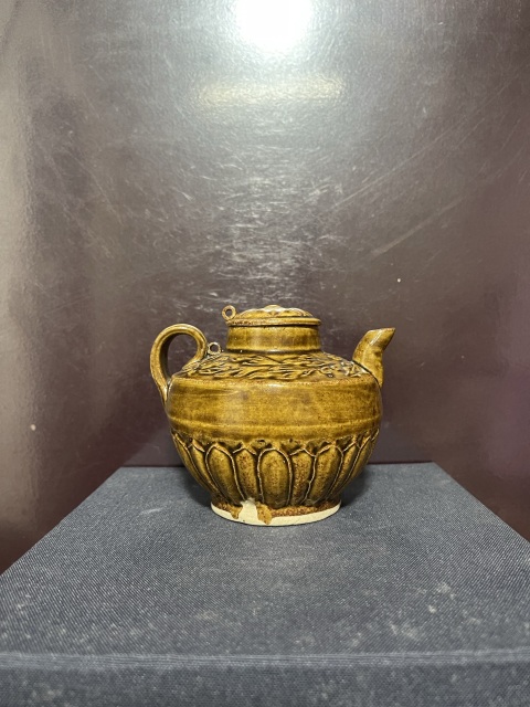 古玩陶瓷宋黃褐釉印仰蓮紋執(zhí)壺拍賣(mài),當(dāng)前價(jià)格8800元