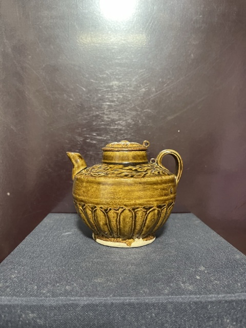 古玩陶瓷宋黃褐釉印仰蓮紋執(zhí)壺拍賣(mài),當(dāng)前價(jià)格8800元