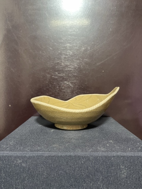 古玩陶瓷宋龍泉黃釉刻花碗拍賣，當(dāng)前價格1350元