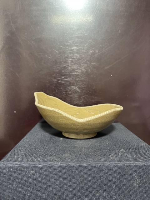 古玩陶瓷宋龍泉黃釉刻花碗拍賣，當(dāng)前價格1350元