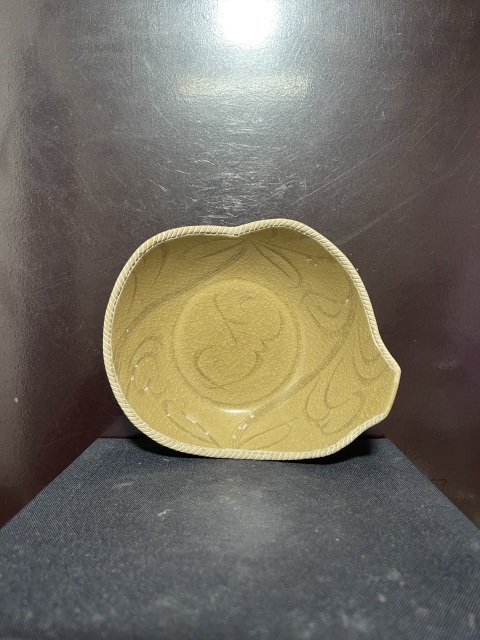 古玩陶瓷宋龍泉黃釉刻花碗拍賣，當(dāng)前價格1350元