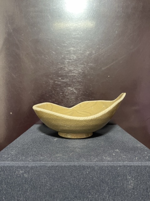 古玩陶瓷宋龍泉黃釉刻花碗拍賣，當(dāng)前價格1350元