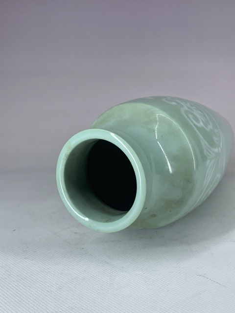 古玩陶瓷晚清·粉青釉加白花卉紋瓶拍賣,當前價格1288元