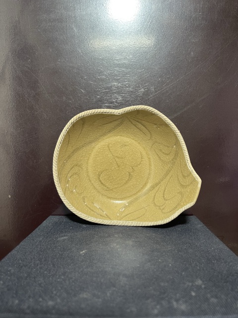 古玩陶瓷宋龍泉黃釉刻花碗拍賣，當(dāng)前價格1350元