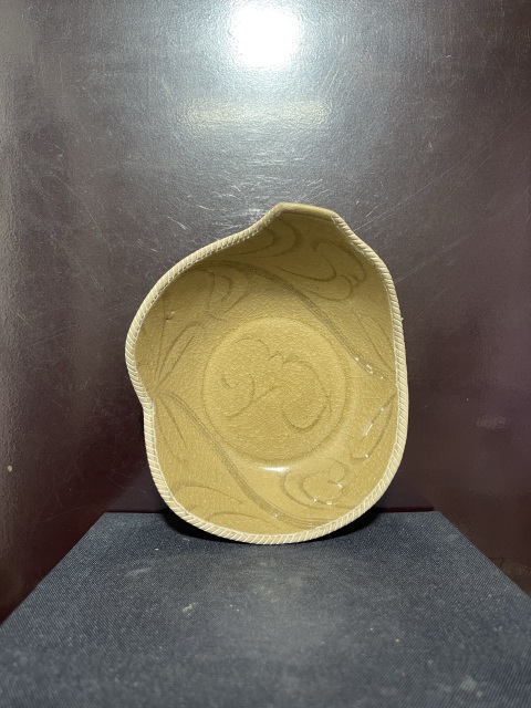 古玩陶瓷宋龍泉黃釉刻花碗拍賣，當(dāng)前價格1350元