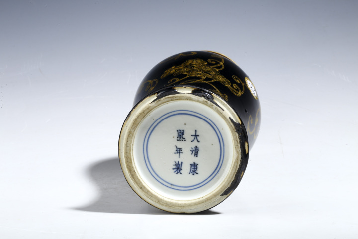 中国景徳鎮。大明成化底款，年代不明(清晚期 缠蓮枝双喜撇口瓶？ ) 。緣起物。 域鉴古玩】晚清·乌金釉描金缠枝花卉纹观音瓶拍卖价格/图片/值多少钱