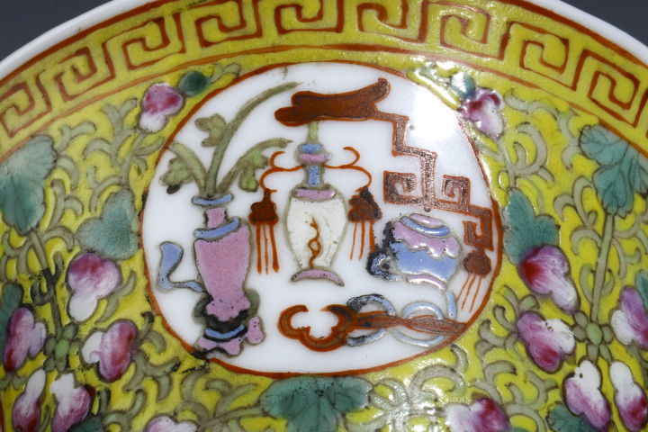 古玩陶瓷民國·黃地粉彩開窗五谷豐登紋茶碗真品鑒賞圖
