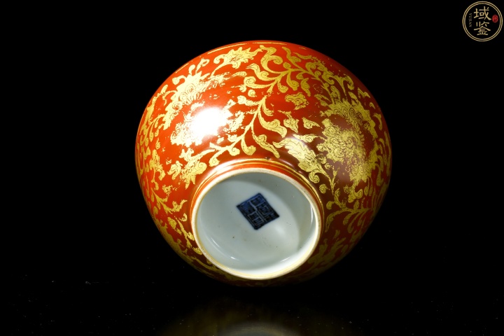 古玩陶瓷明嘉靖內青花外礬紅纏枝花卉紋茶碗拍賣,當前價格58800元