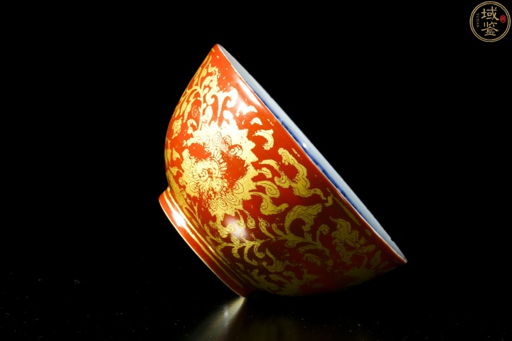 古玩陶瓷明嘉靖內青花外礬紅纏枝花卉紋茶碗拍賣,當前價格58800元