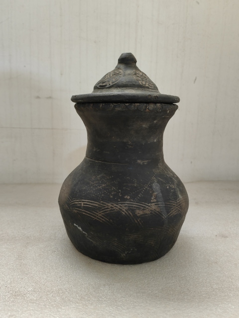 古玩陶瓷壽字紋灰陶蓋罐拍賣,當前價格580元