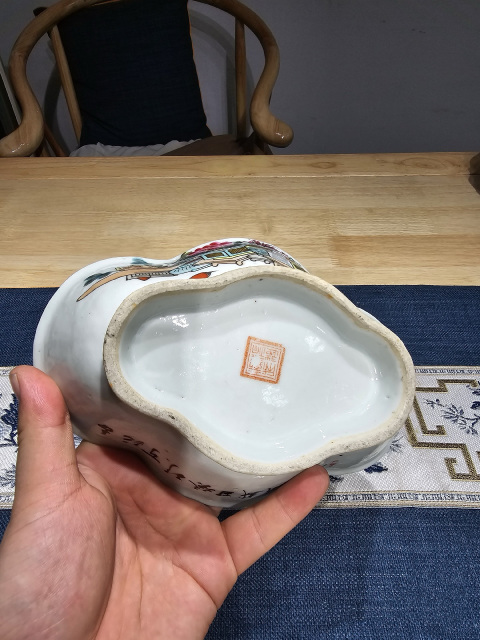 古玩陶瓷御窯大師戴裕成款博古圖海棠貢盤拍賣，當前價格2650元