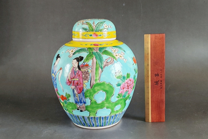 古玩陶瓷清末民初·粉彩松石綠地麈尾觀音濟世紋蓋罐拍賣,當前價格4000元