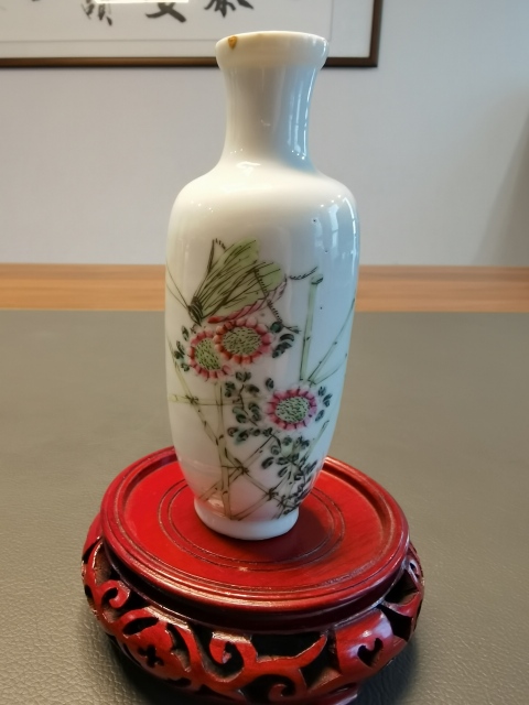 古玩陶瓷乾隆御製款粉彩蟲草紋盤口瓶拍賣,當前價格650元