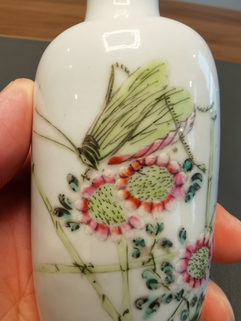 古玩陶瓷乾隆御製款粉彩蟲草紋盤口瓶拍賣,當前價格650元
