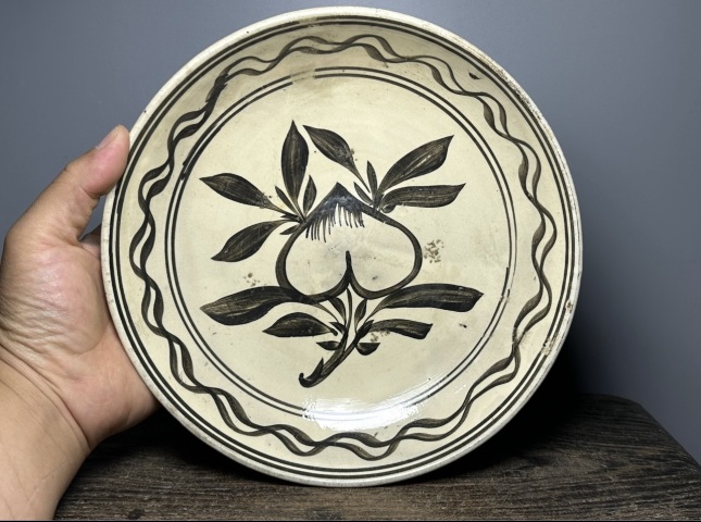 古玩陶瓷元代磁州窯白地黑花折枝桃紋盤（一流畫工）拍賣，當前價格1200元