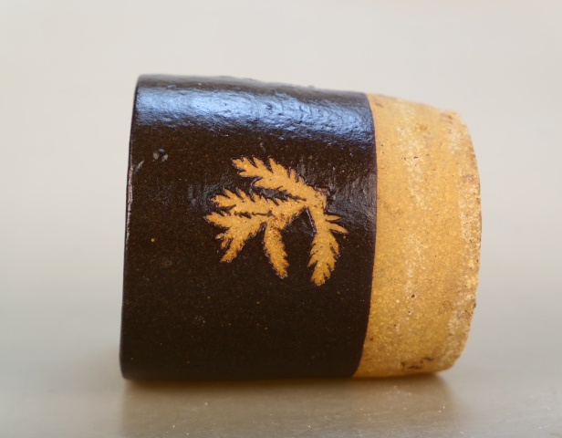 古玩陶瓷清晚期.剪紙貼花褐釉筆筒(文房雅器)拍賣,當前價格1980元