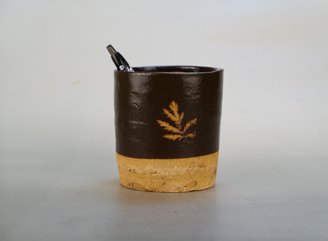 古玩陶瓷清晚期.剪紙貼花褐釉筆筒(文房雅器)拍賣,當前價格1980元