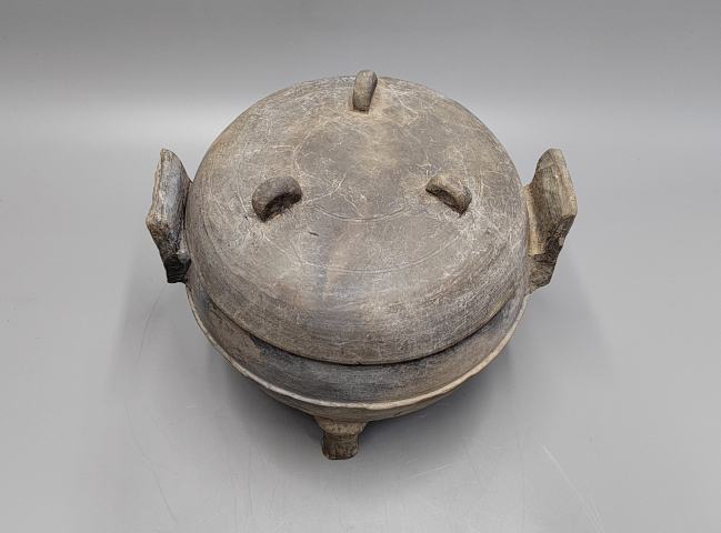 古玩陶瓷戰(zhàn)漢三足雙耳弦紋陶鼎【附證書】拍賣,當前價格6000元