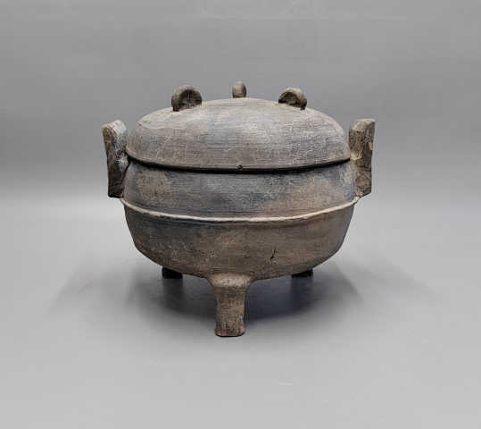 古玩陶瓷戰(zhàn)漢三足雙耳弦紋陶鼎【附證書】拍賣,當前價格6000元