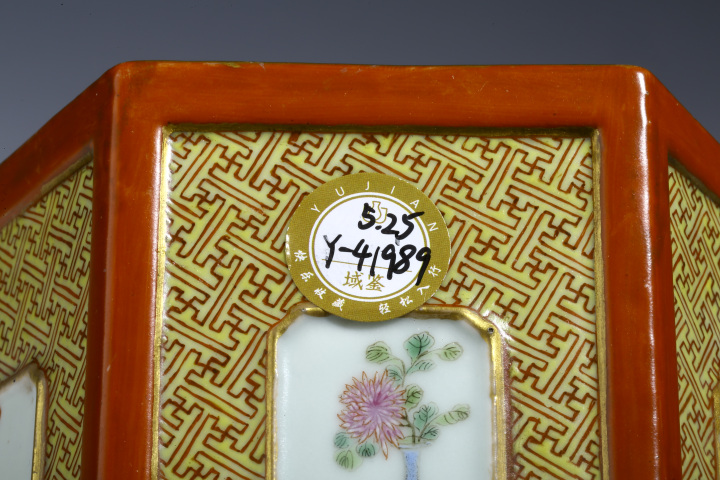 古玩陶瓷民國·黃地**紅萬字不到頭開窗粉彩博古紋六方筆筒拍賣，當前價格6900元